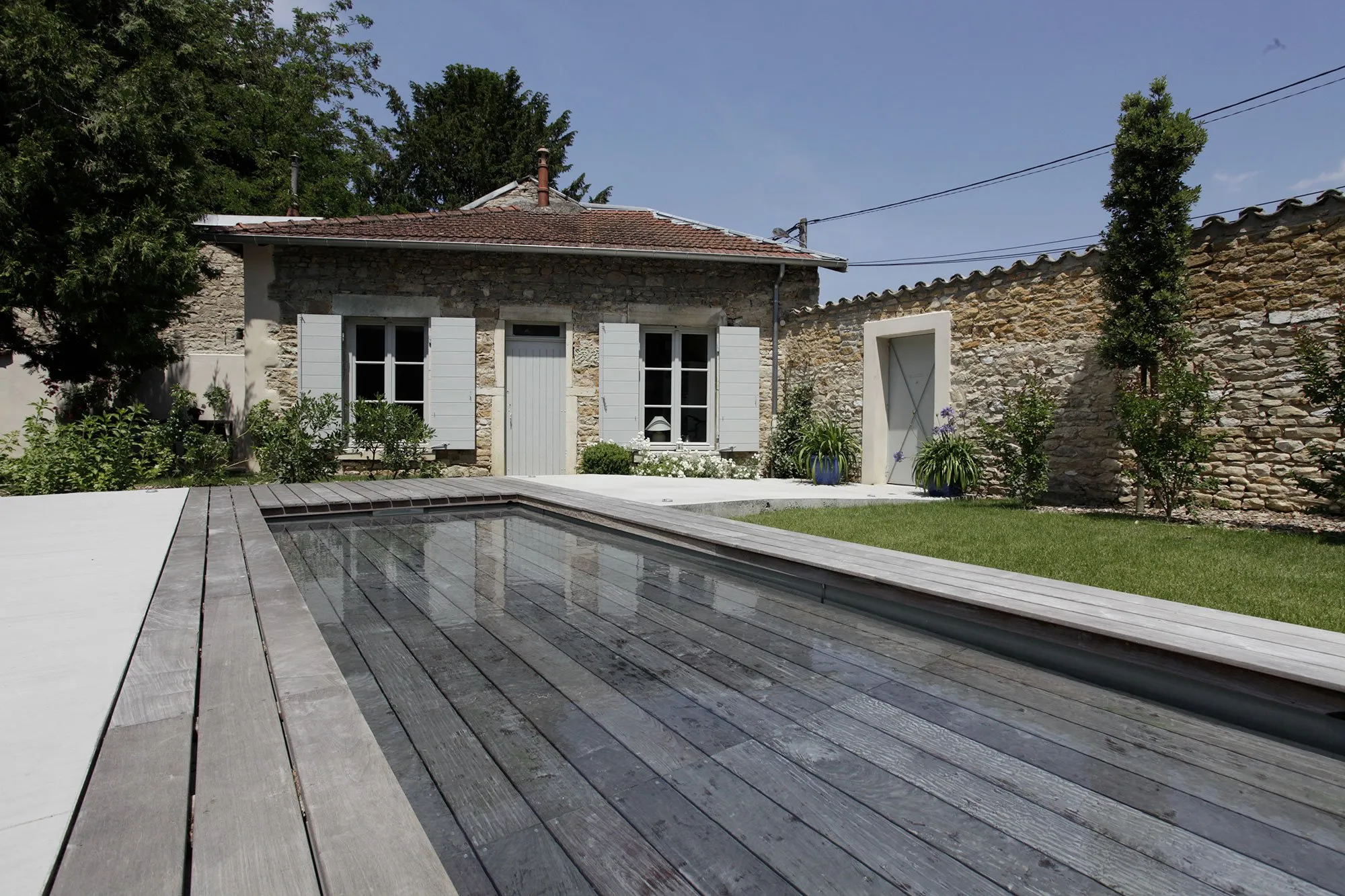 Terrasse mobile en bois couvrant une piscine